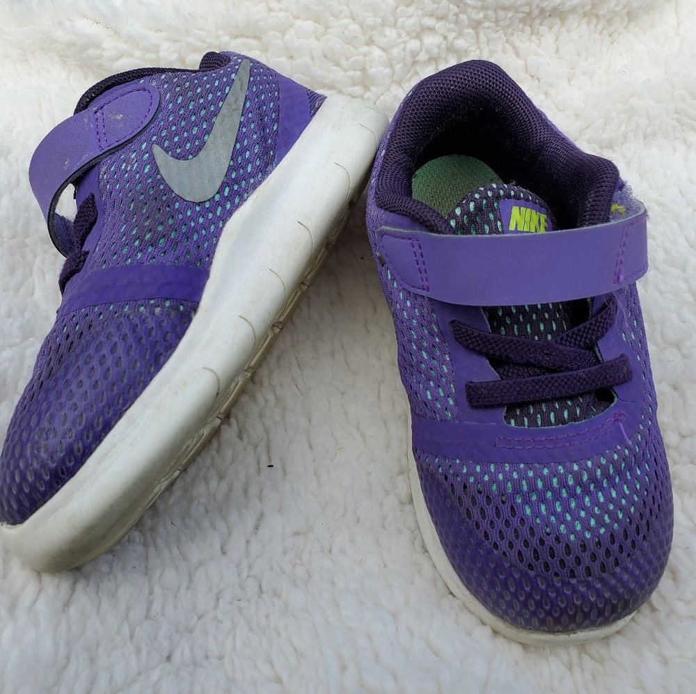 Nike Girl Toddler Gym Shoes.
